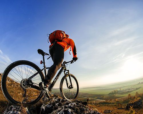 Mountain Bike - Ein Mann auf dem Fahrrad bei blauem Himmel - Arizona Bike Sport