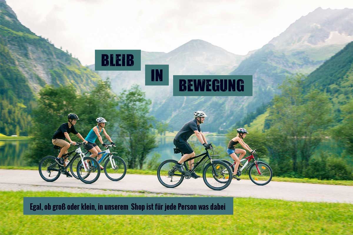Familie macht eine Radtour und im Hintergrund sind Berge und ein See