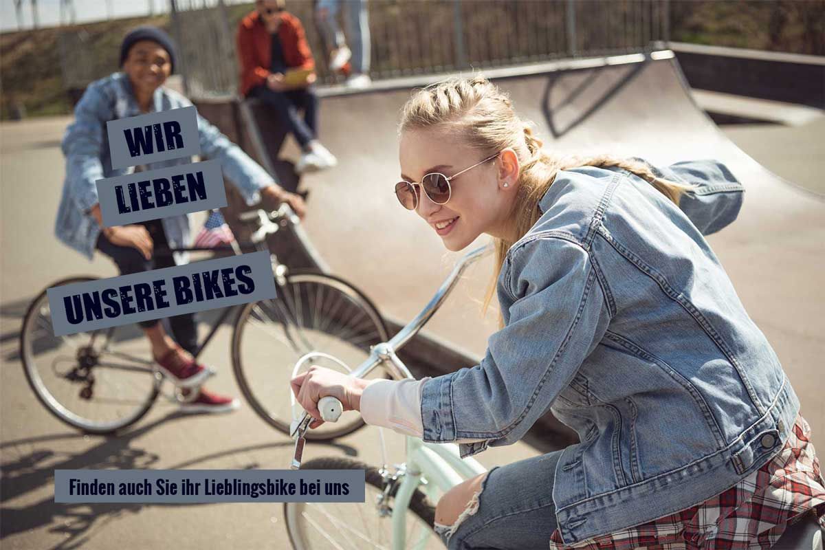 Freunde verbringen mit ihren Rädern Zeit auf einer Pipe