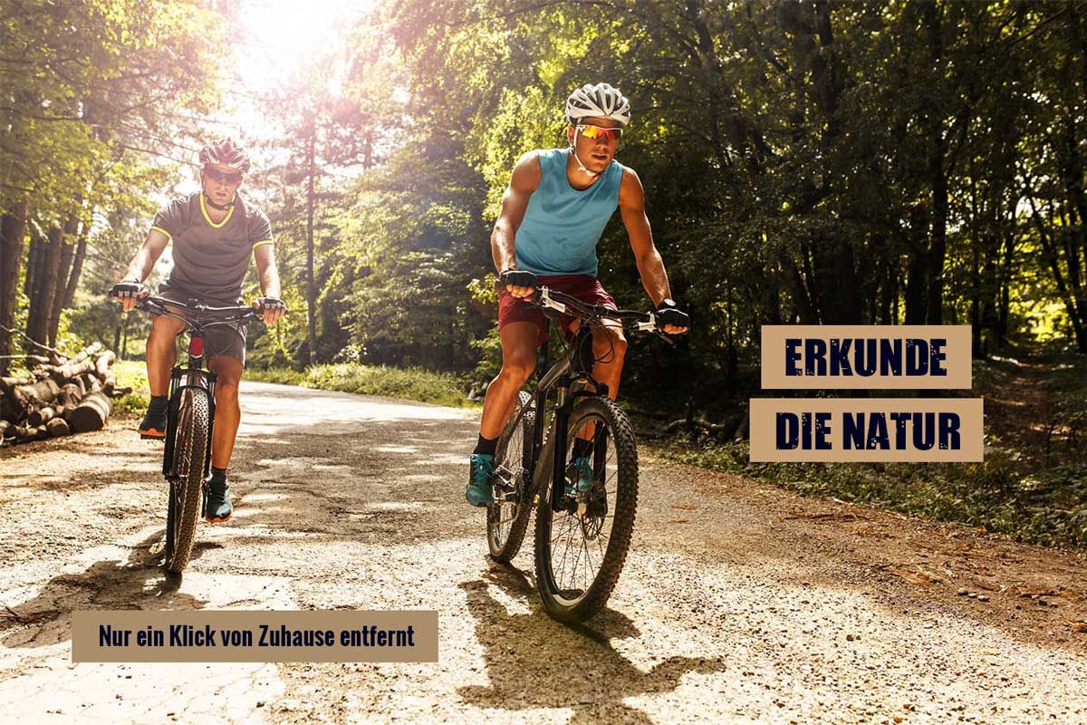 Zwei Männer fahren mit dem Rad durch den Wald