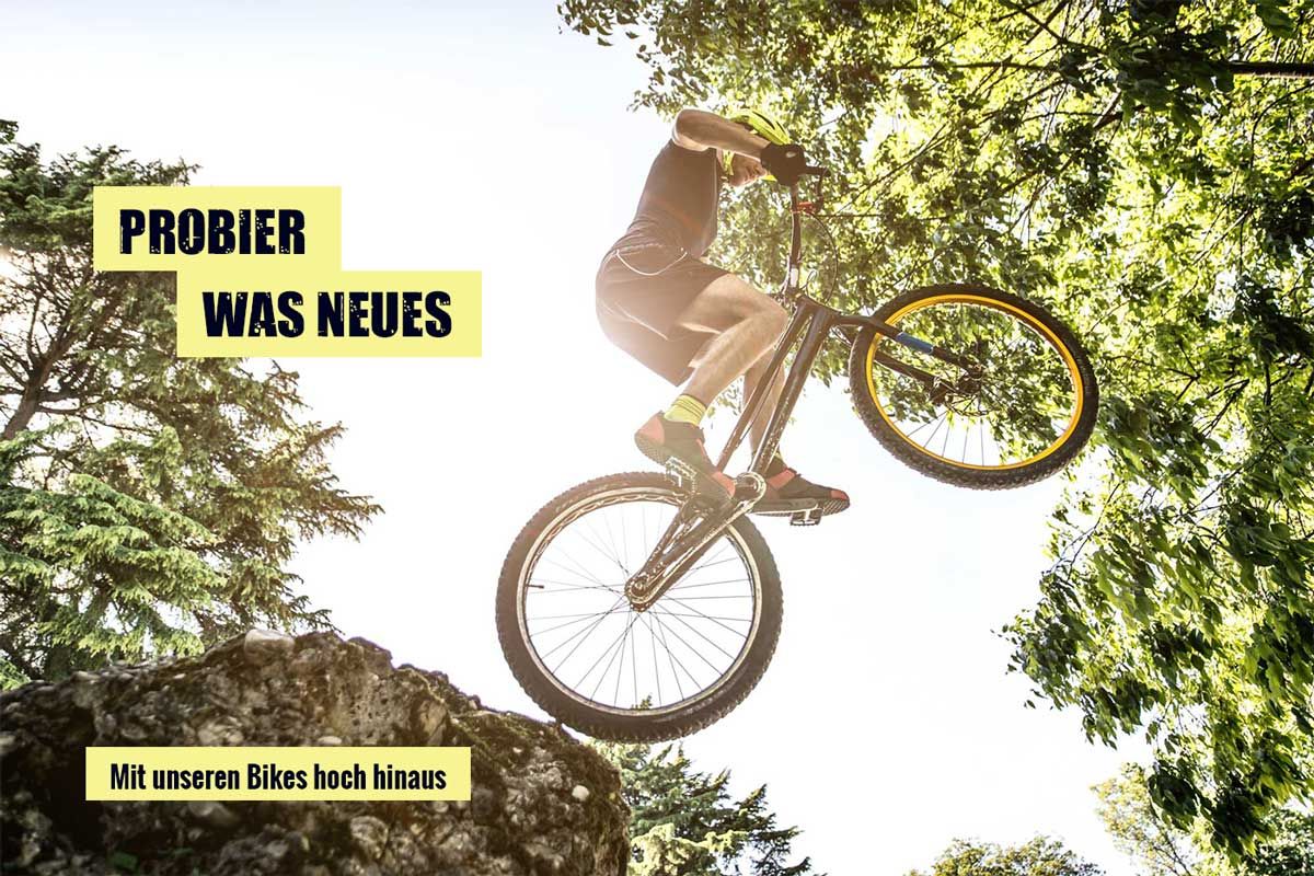 Mann springt mit seinem Rad 