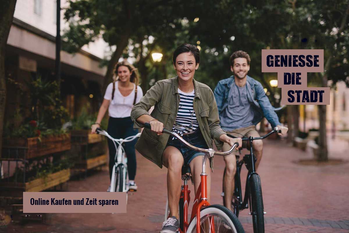 Freunde fahren mit dem Fahrrad durch ein Dorf mit Bäumen