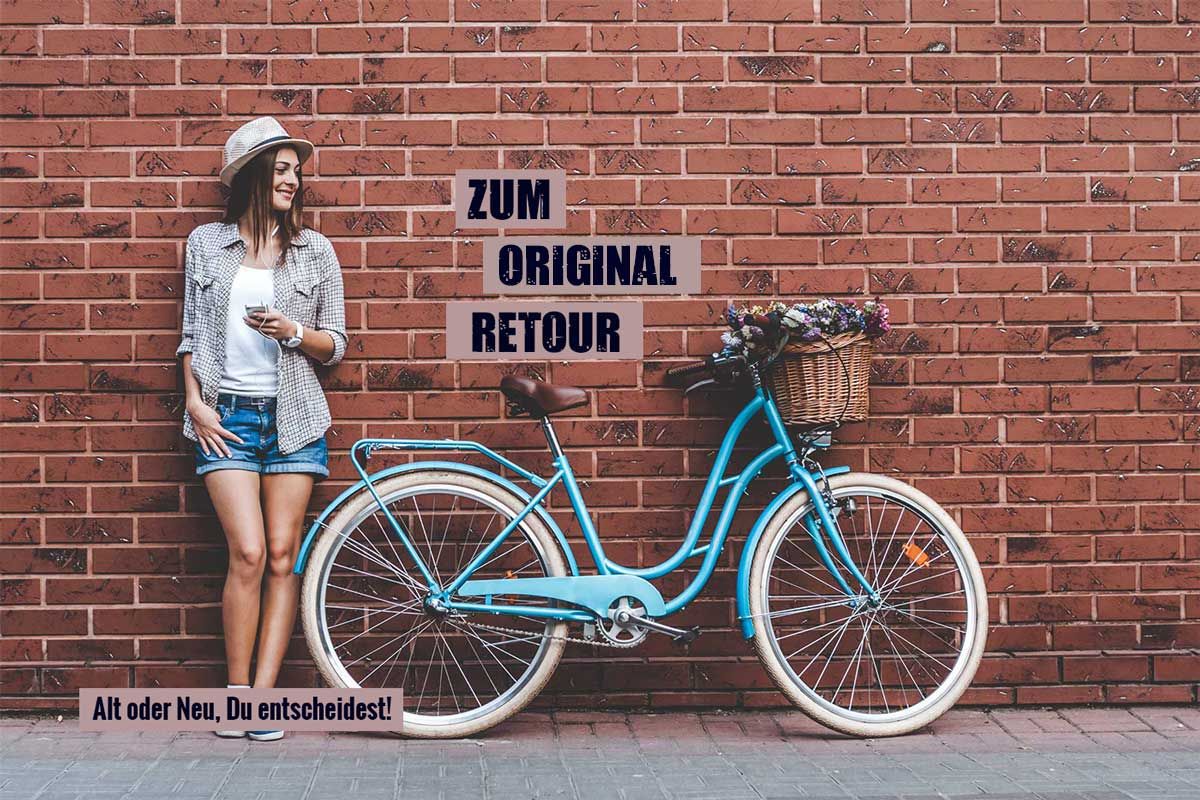 Frau steht neben ihren altmodischen Fahrrad